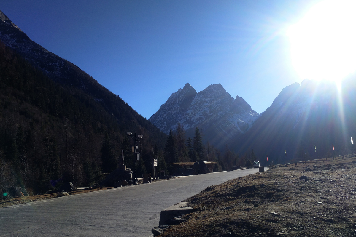 Raod in Shuangqiao Valley